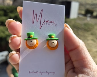 Orecchini a bottone kawaii con folletto di San Patrizio / Orecchini fatti a mano in argilla polimerica / Regalo / Gioielli irlandesi