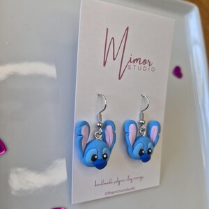 Pu&ograve; includere: Una tazza di ceramica bianca con manico nero e la scritta "But First, Coffee" in stile scritto a mano. La tazza &egrave; su una superficie bianca. Per bevande calde.