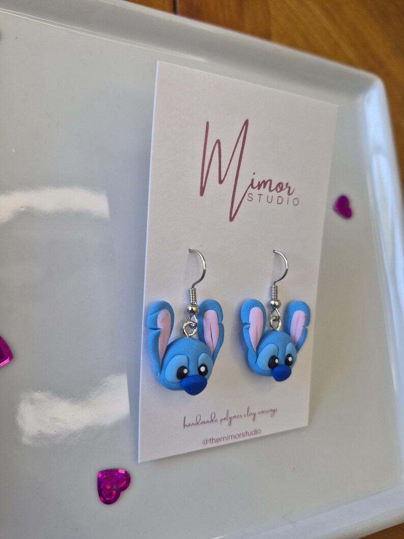 Pu&ograve; includere: Una tazza di ceramica bianca con manico nero e la scritta "But First, Coffee" in stile scritto a mano. La tazza &egrave; su una superficie bianca. Per bevande calde.