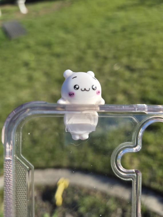 Chiikawa Phone Hipper – Handmade Polymer Clay Charm – Kawaii Anime Phone Accessory