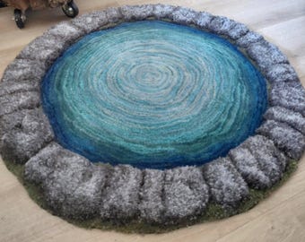 Wolwoud Wunschbrunnen, große Hochflor-Edition – verspielter, von der Natur inspirierter, handgefertigter Teppich mit skulpturalem Muster.