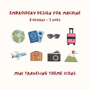Könnte beinhalten: Stickmuster für die Maschine mit Mini-Reise-Themen-Symbolen. Enthält einen Globus, einen Reisepass, eine Sonnenbrille, einen Koffer, ein Flugzeug, eine Kamera und Berge. Der Text lautet "8 Designs - 3 Größen" und "Mini Reise-Themen-Icons."