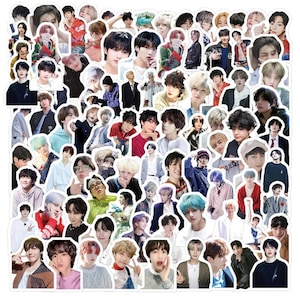 Könnte beinhalten: Eine Sammlung von gestanzten Aufklebern mit verschiedenen Bildern einer Gruppe junger Männer. Die Aufkleber zeigen verschiedene Posen, Frisuren und Outfits mit einer Vielzahl von Farben und Stilen. Die Aufkleber sind weiß mit glänzendem Finish.