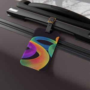 Pode incluir: Uma placa de madeira artesanal com o texto "Welcome to our home" em estilo manuscrito. A placa é pintada de branco com letras pretas e um acabamento envelhecido, medindo aproximadamente 30 cm de largura e 15 cm de altura.