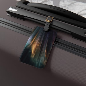 Puede incluir: Un letrero de madera rústica con el texto "Welcome to our home" en letras blancas. El letrero presenta un acabado envejecido y un diseño sencillo y acogedor.