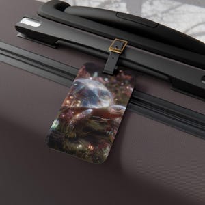 Könnte beinhalten: Ein Set aus drei Keramikbechern mit gesprenkelter, matter Oberfläche. Die Becher sind in Blau-, Grün- und Weißtönen gehalten. Jeder Becher hat einen abgerundeten Henkel und ein schlichtes, modernes Design. Für Kaffee oder Tee.