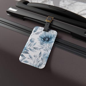 Etiqueta para equipaje con diseño de velo de flores congeladas, regalo ideal para viajeros, etiqueta única para maleta, accesorio de aeropuerto, artículos esenciales para vacaciones, regalo de Navidad. imagen 1