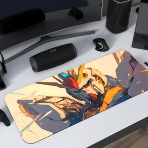 Può includere: Un tappetino per mouse rettangolare con un'illustrazione dettagliata di un robot nei toni del blu, arancione e bianco. Il tappetino è su una scrivania bianca, circondato da accessori tecnologici.