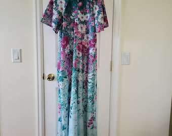 Sukienka w stylu vintage z małymi kwiatowymi wzorami, wielokolorowa, długa, z zamkiem 1/4 i krótkim rękawem