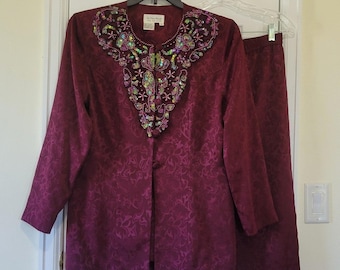 Completo elegante con gonna in damasco bordeaux e paillettes, taglia 12. LEGGI