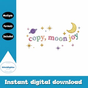 Op de afbeelding: Een digitaal ontwerp met de tekst "copy, moon joy" in kleurrijke, geborduurde letters, samen met een planeet, sterren en een halve maan. Het ontwerp staat op een witte achtergrond, met tekst die aangeeft dat meerdere formaten zijn inbegrepen.