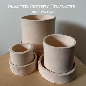 Könnte beinhalten: Drei zylindrische beigefarbene Tontöpfe mit passenden Untersetzern in verschiedenen Größen. Der Text PLANTER POTTERY TEMPLATES und DIGITAL DOWNLOAD ist oben sichtbar. Die Objekte haben eine matte, unglasierte Oberfläche und ein schlichtes Design.