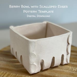 Może przedstawiać: Kwadratowa, kremowa miska na owoce jagodowe z falistymi krawędziami. Misa jest wykonana z ceramiki i ma teksturowaną powierzchnię. Tekst "Berry Bowl with Scalloped Edges, Pottery Template, Digital Download" znajduje się na górze.