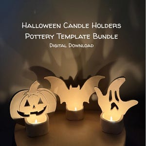 Può includere: Tre portacandele in ceramica color bianco sporco a forma di zucca, pipistrello e fantasma, ognuno contenente una piccola candela accesa. Il testo HALLOWEEN CANDLE HOLDERS POTTERY TEMPLATE BUNDLE DIGITAL DOWNLOAD è visualizzato in bianco.
