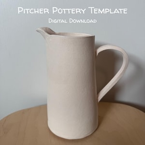 Puede incluir: Una jarra de cerámica de color blanco roto con acabado mate, que presenta un asa curva y un pico vertedor. El texto PITCHER POTTERY TEMPLATE y DIGITAL DOWNLOAD aparece en letras blancas sobre el objeto, indicando un recurso digital.