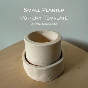Peut inclure: Un pot de fleurs en céramique beige avec une base circulaire assortie, présentant une finition mate et texturée. Le texte au-dessus indique SMALL PLANTER POTTERY TEMPLATE DIGITAL DOWNLOAD. L'objet se compose d'un pot cylindrique.