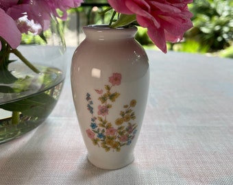 Otagiri china bud vase blossoms motief 4 in. h x 2.25 in.w vintage vase