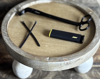 Schwarze Dochtschere mit einem Feuerzeug mit hoher Flamme