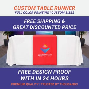 Può includere: Un tavolo rettangolare bianco coperto da una tovaglia bianca e un runner da tavola rosso con un logo astratto a forma di diamante colorato e il testo COMPANY NAME SLOGANHERE. L'immagine include il testo CUSTOM TABLE RUNNER FULL COLOR PRINTING.