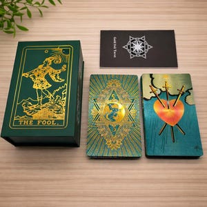 Baraja de Tarot de Oro Verde con 78 cartas impermeables y guía en una caja de regalo de lujo.