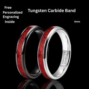 Op de afbeelding: Twee 4 mm brede ringen van wolfraamcarbide met een centrale inleg van vermalen rode opaal. De ene ring heeft een gepolijste zilverkleurige afwerking, terwijl de andere een zwarte afwerking heeft. De binnenkant van de zilveren ring bevat de tekst Tungsten Carbide.