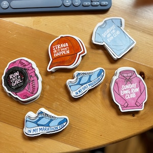 Löpande klistermärkensamling | Klistermärke från maratontiden, löparklubbsklistermärke, Strava-keps, löparpresent, klistermärke från Garmin-klockan, klistermärke från halvmaraton