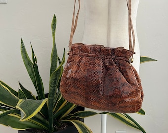 Sac à bandoulière marron des années 70 en peau de serpent