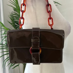Bolso de cadena de carey de vinilo marrón
