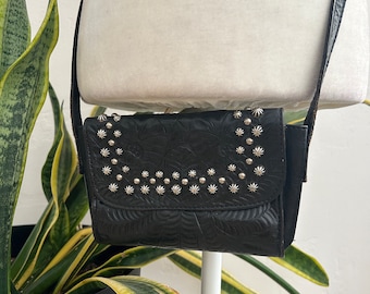 Bolsa transversal de couro cravejado