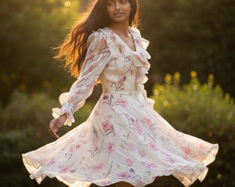 Vestido de seda con volantes y estampado floral