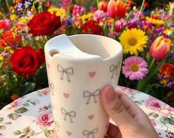 Taza de viaje de cerámica con lazo floral en forma de corazón, acogedora taza de café con estética pastel estilo cottagecore, vajilla romántica para uso diario con tapa, linda taza para el té de la mañana.
