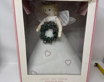 Adorno navideño de Pottery Barn Kids con forma de ángel para la cima del árbol de Navidad, con campanas, corazones y corona.
