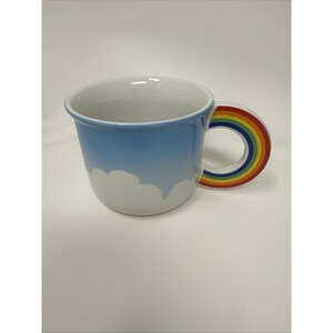 Caneca vintage com alça em arco-íris e desenho de nuvem, Vandor 1980, fabricada no Japão.