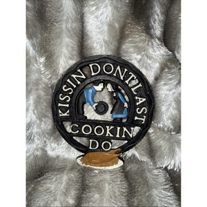 Salvamanteles de metal Wilton Black Cast Iron Kissin Don't Last Cookin Do Amish Couple VT