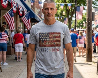 Camiseta patriótica, 100 % algodón hilado en anillo, estampado de patchwork de la bandera estadounidense (1776-2026).