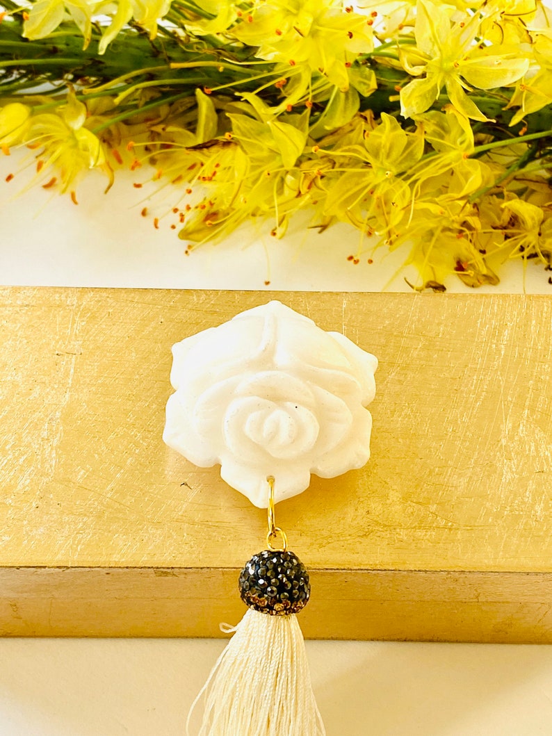 Download Jewelry Boxes Home Living Small Brushed Gold Box W Onyx White Carved Flower Gemstone And Tassel Carved Flower Box Gold Ring Box Jewelry Box Gold Box Gift Box