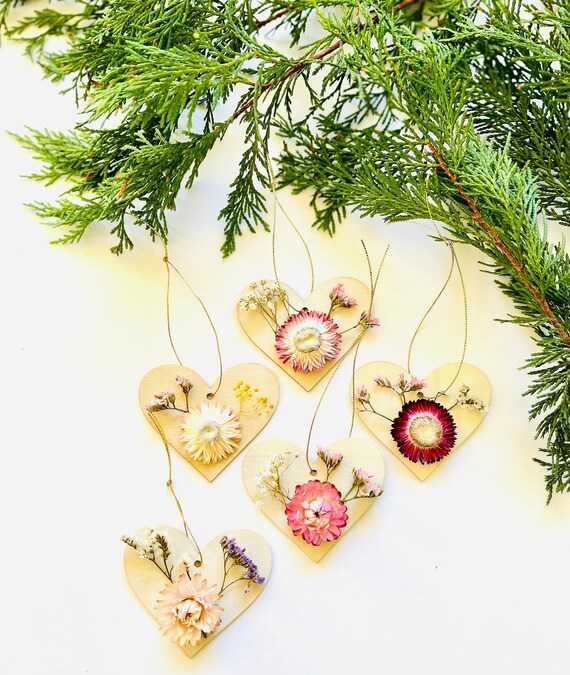 Dried Flower gift tags, Christmas tree Ornaments, Dried flowers, Love token heart, Farmhouse ornament, heart Gift tag, Present topper