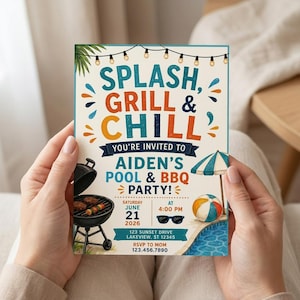 Op de afbeelding: Een rechthoekige uitnodigingskaart met de tekst SPLASH, GRILL & CHILL, YOU'RE INVITED TO AIDEN'S POOL & BBQ PARTY! SATURDAY JUNE 21 2026 AT 4:00 PM, 123 SUNSET DRIVE LAKEVIEW, ST 12345, RSVP TO MOM 123.456.7890, inclusief barbecue- en zwembadafbeeldingen.