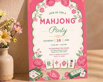 Puede incluir: Una tarjeta de invitación rectangular para una fiesta de Mahjong con borde rosa, ilustraciones florales y texto verde. La tarjeta muestra los detalles del evento, fecha, hora y lugar, junto con imágenes de fichas y soportes de Mahjong.
