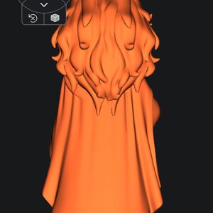 Op de afbeelding: Een 3D-gefigureerde oranje figuur van een persoon met lang, golvend haar en een cape. De figuur wordt van achteren bekeken en toont het gedetailleerde ontwerp van het haar en de draperie van de cape. De achtergrond is donkergrijs.