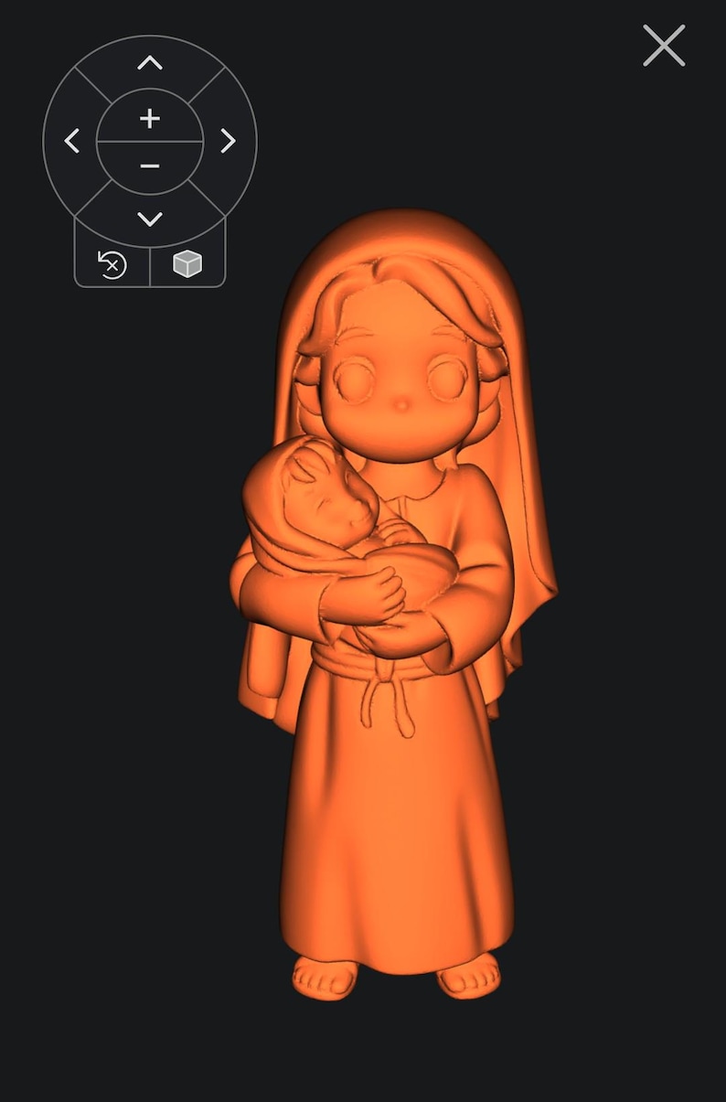 Op de afbeelding: Een 3D-ge&euml;ngageerde oranje figuur van een vrouw die een baby vasthoudt. De vrouw draagt een lange jurk en een hoofdbedekking. De baby is in een deken gewikkeld. Het beeldje heeft een cartoonachtige stijl en staat tegen een donkere achtergrond.