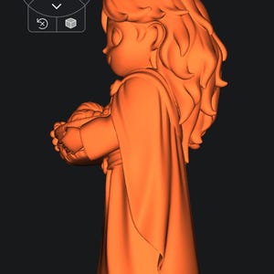 Op de afbeelding: 3D-geprinte beeldje van een persoon in een vloeiende jurk, die een object vasthoudt. De figuur heeft lang, golvend haar en is weergegeven in een effen oranje kleur. Het ontwerp is een zijaanzicht, met een donkere achtergrond.