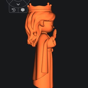 Op de afbeelding: Een 3D-ge&euml;ngageerde oranje figuur van een persoon die een kroon en een lange jurk draagt, met de hand in een gebaar geheven. De figuur heeft lang haar en staat tegen een zwarte achtergrond. De afbeelding is een zijaanzicht.