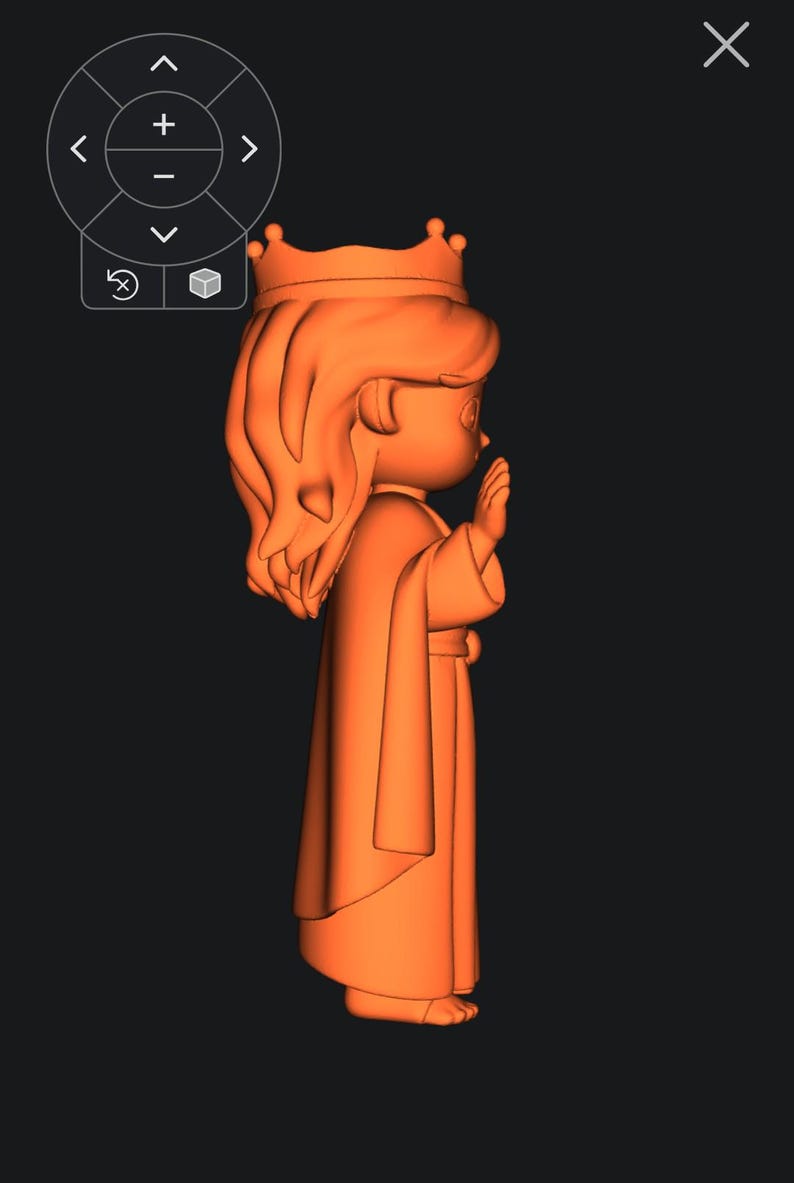 Op de afbeelding: Een 3D-ge&euml;ngageerde oranje figuur van een persoon die een kroon en een lange jurk draagt, met de hand in een gebaar geheven. De figuur heeft lang haar en staat tegen een zwarte achtergrond. De afbeelding is een zijaanzicht.
