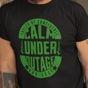 Camiseta profesional de TI "Calm Under Outage" / Impulsada por la confianza y el código