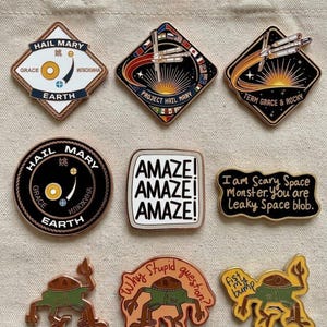 Pin acrílico con diseño de cohete de ciencia ficción y misión espacial, botón con diseño del Proyecto Ave María, pin de Rocky para amantes de los libros de ciencia ficción, accesorio de fan art de Andy Weir imagen 2