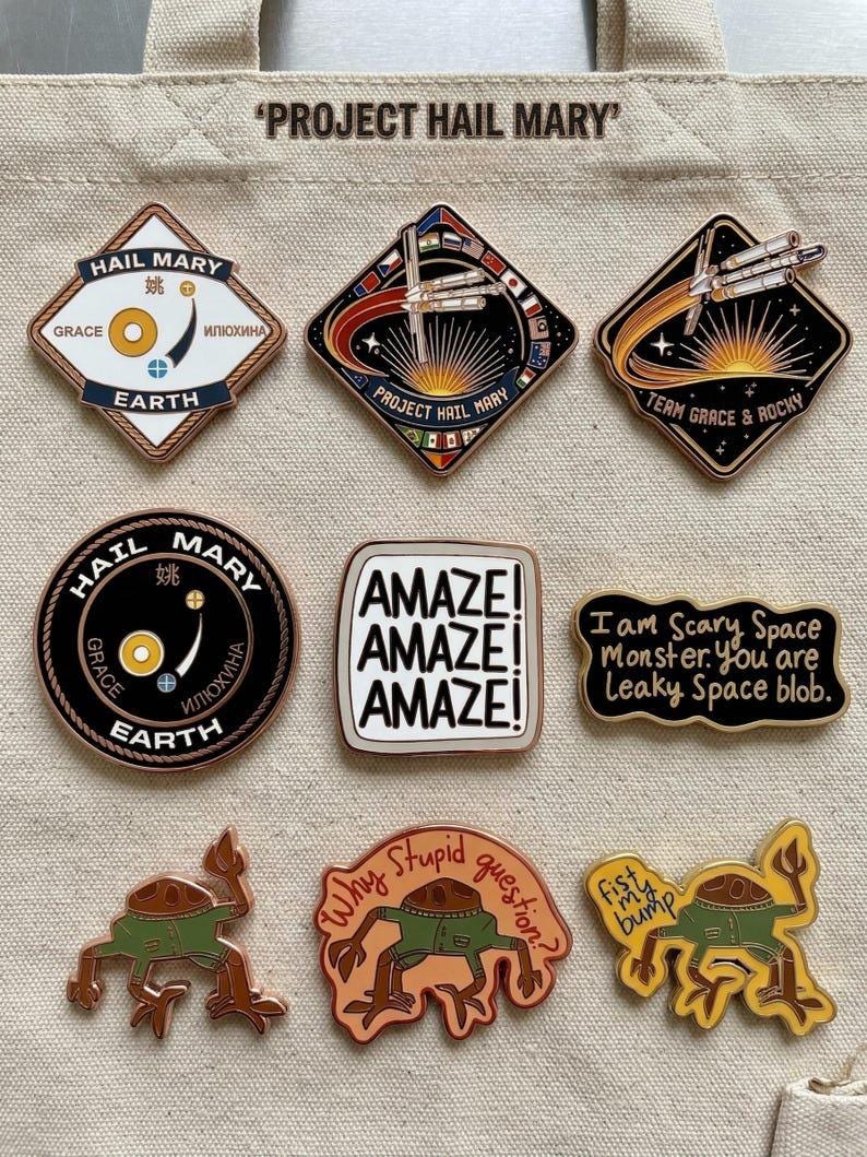 Pin acrílico con diseño de cohete de ciencia ficción y misión espacial, botón con diseño del Proyecto Ave María, pin de Rocky para amantes de los libros de ciencia ficción, accesorio de fan art de Andy Weir imagen 2