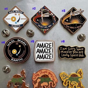 Pin acrílico con diseño de cohete de ciencia ficción y misión espacial, botón con diseño del Proyecto Ave María, pin de Rocky para amantes de los libros de ciencia ficción, accesorio de fan art de Andy Weir imagen 1