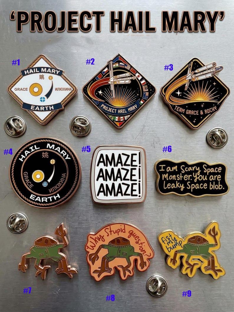 Pin acrílico con diseño de cohete de ciencia ficción y misión espacial, botón con diseño del Proyecto Ave María, pin de Rocky para amantes de los libros de ciencia ficción, accesorio de fan art de Andy Weir imagen 1