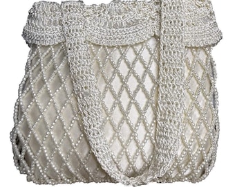 Bolso pequeño tipo cubo con cuentas, de la marca Vintage La Regale, LTD., hecho a mano en China, color marfil.